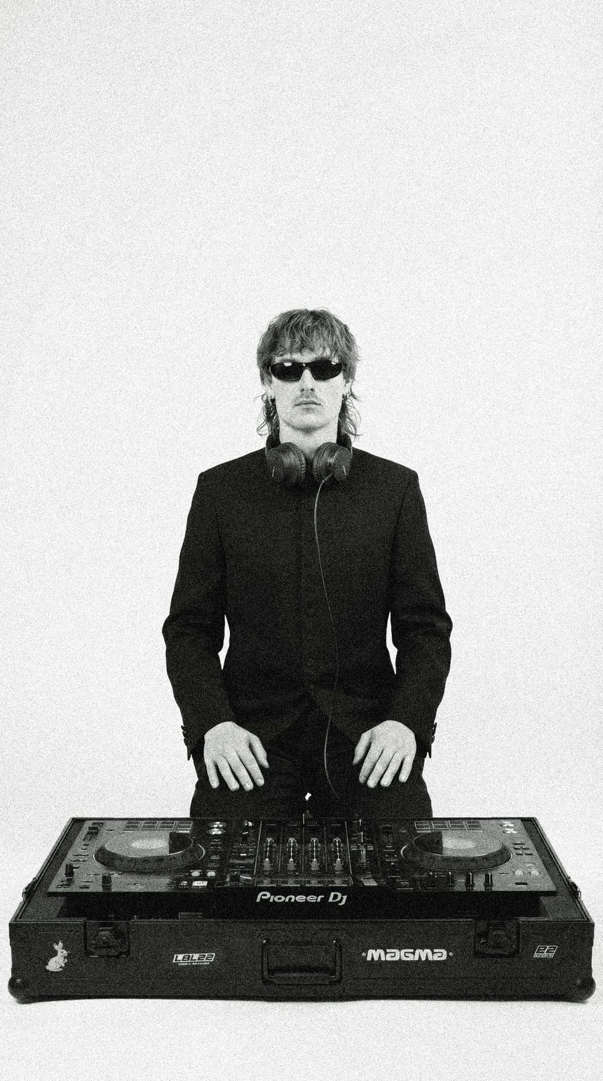 Daan behind the decks