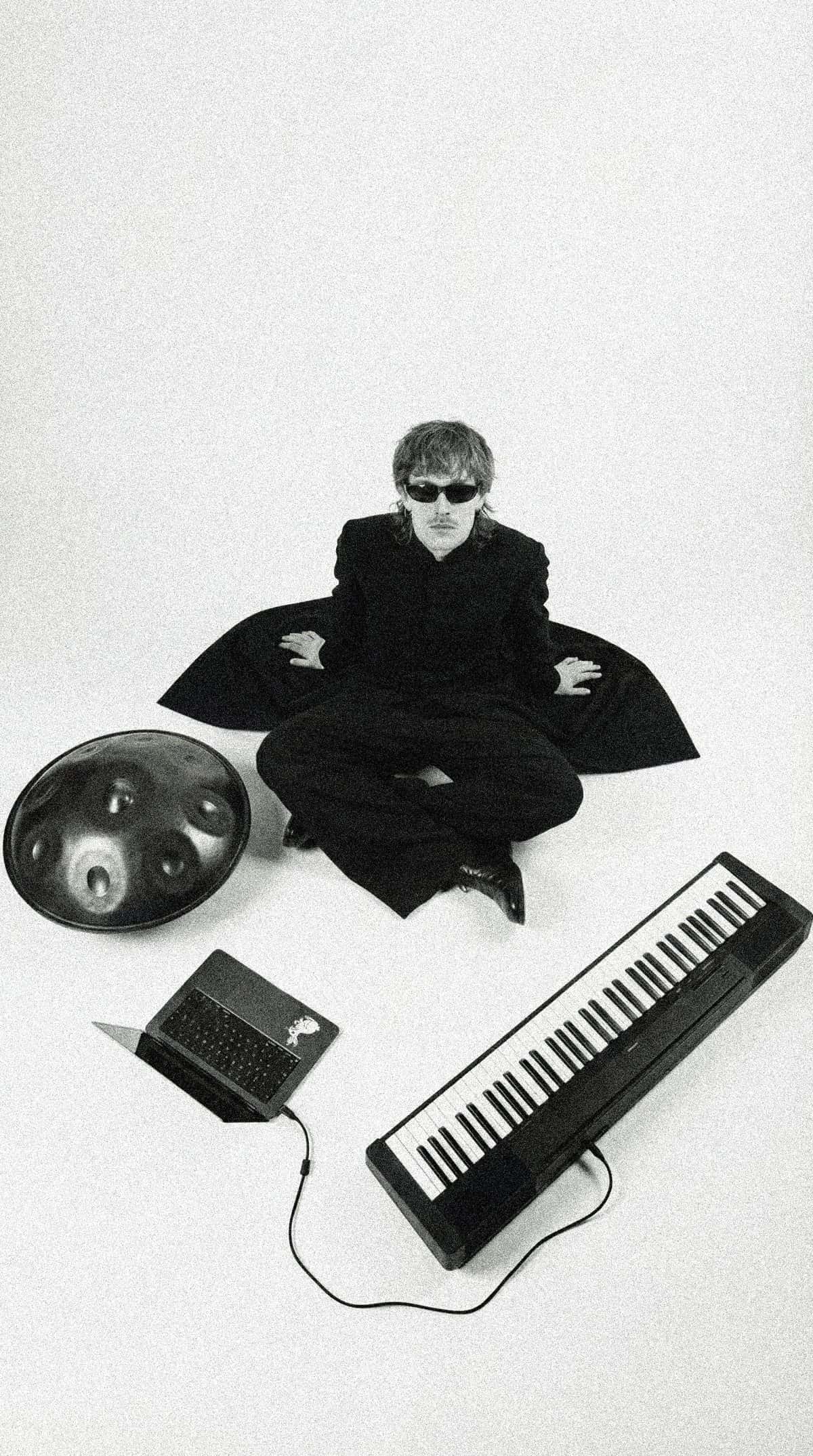 Daan with handpan, piano and laptop